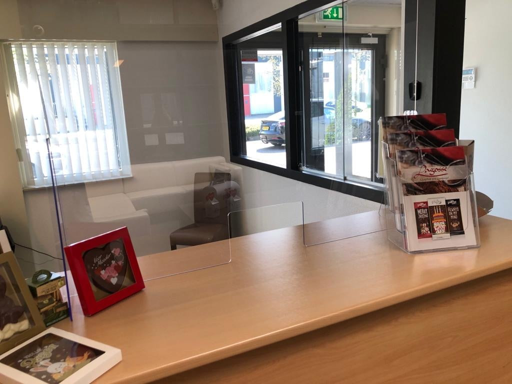 Mieten Sie eine Plexiglasscheibe, anstatt sie zu kaufen.