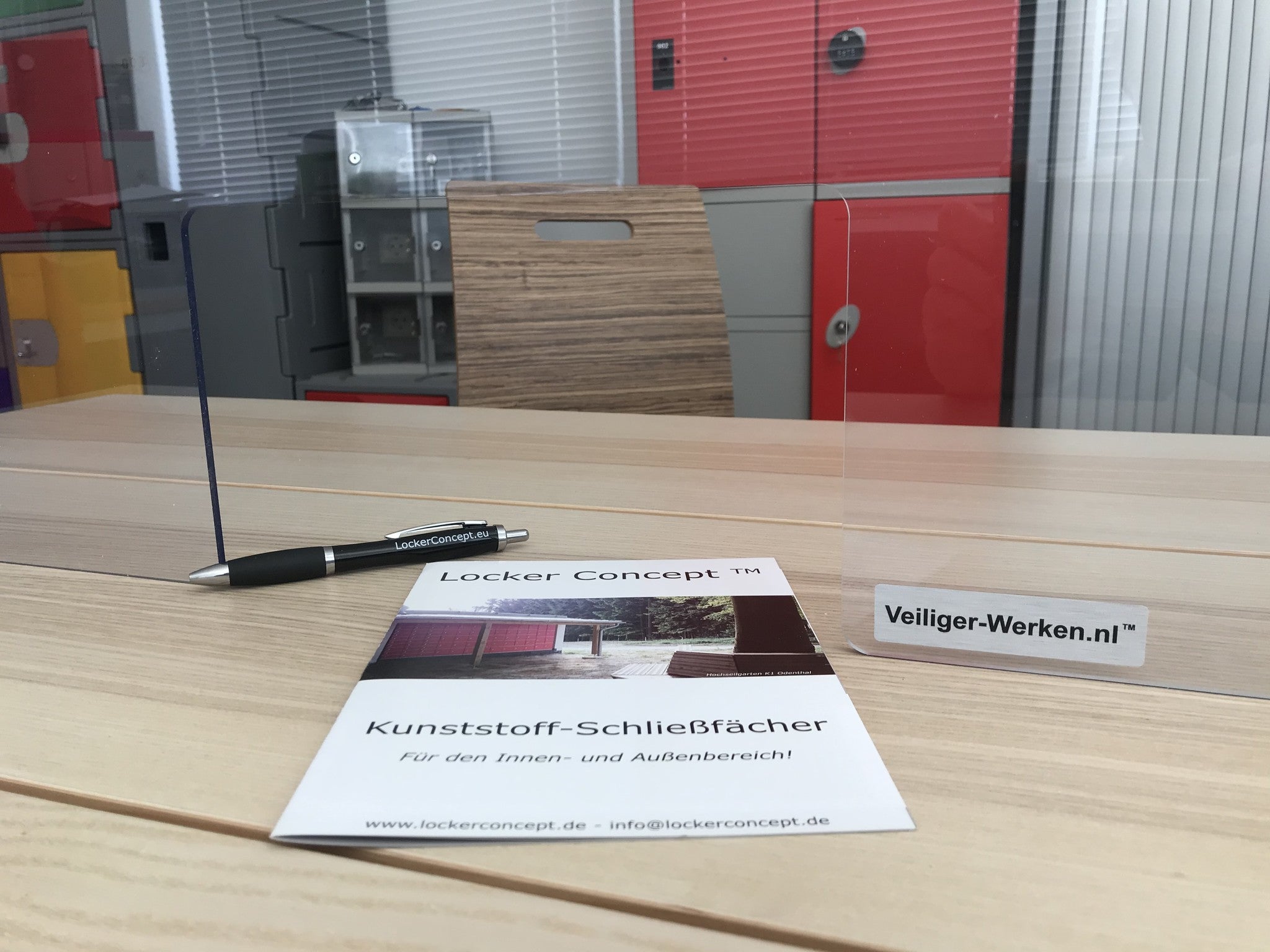 Plexiglas-Thekenschutzwand mit Öffnung