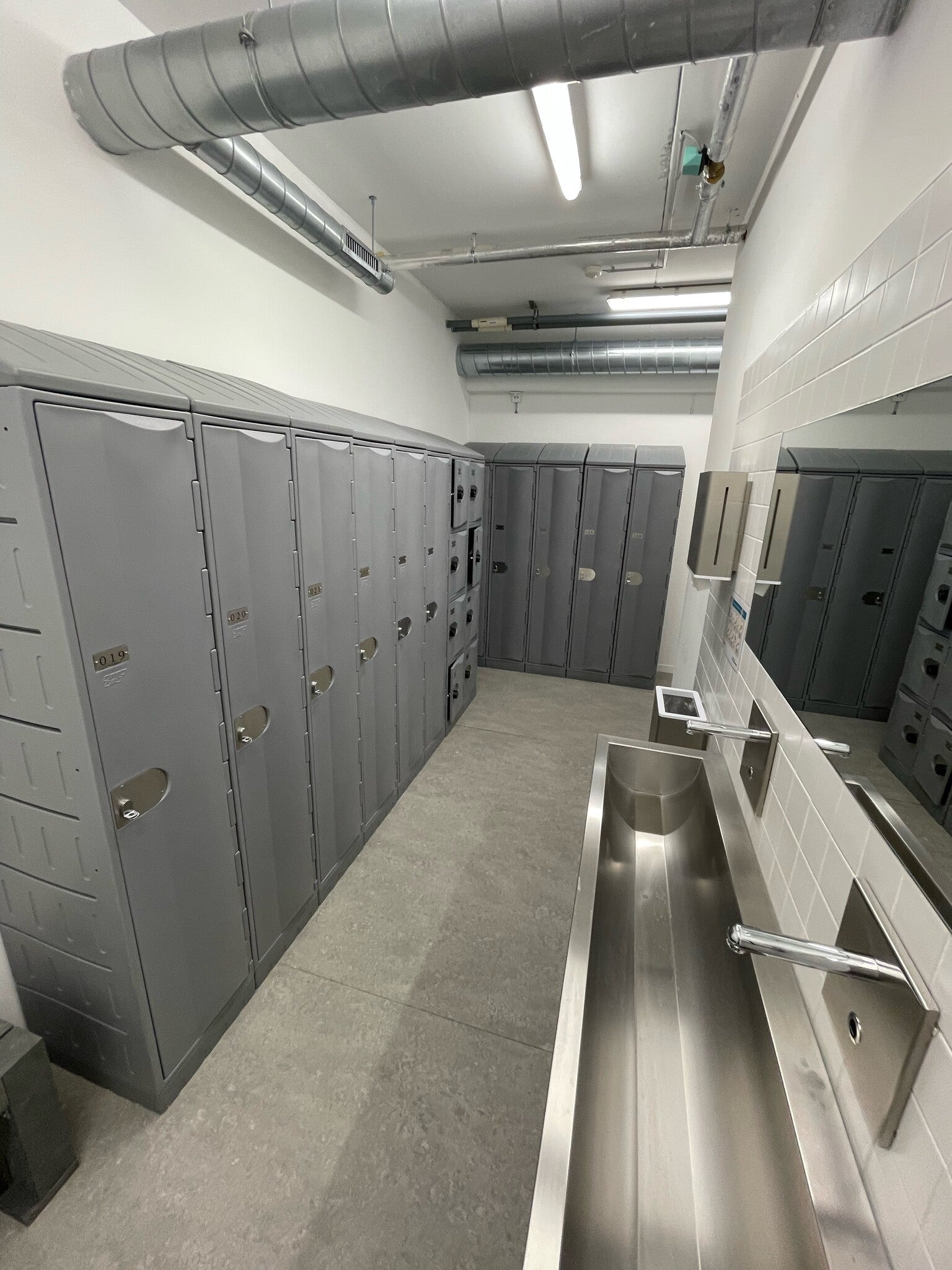 Kleiderschrank aus Kunststoff mit einer Tür