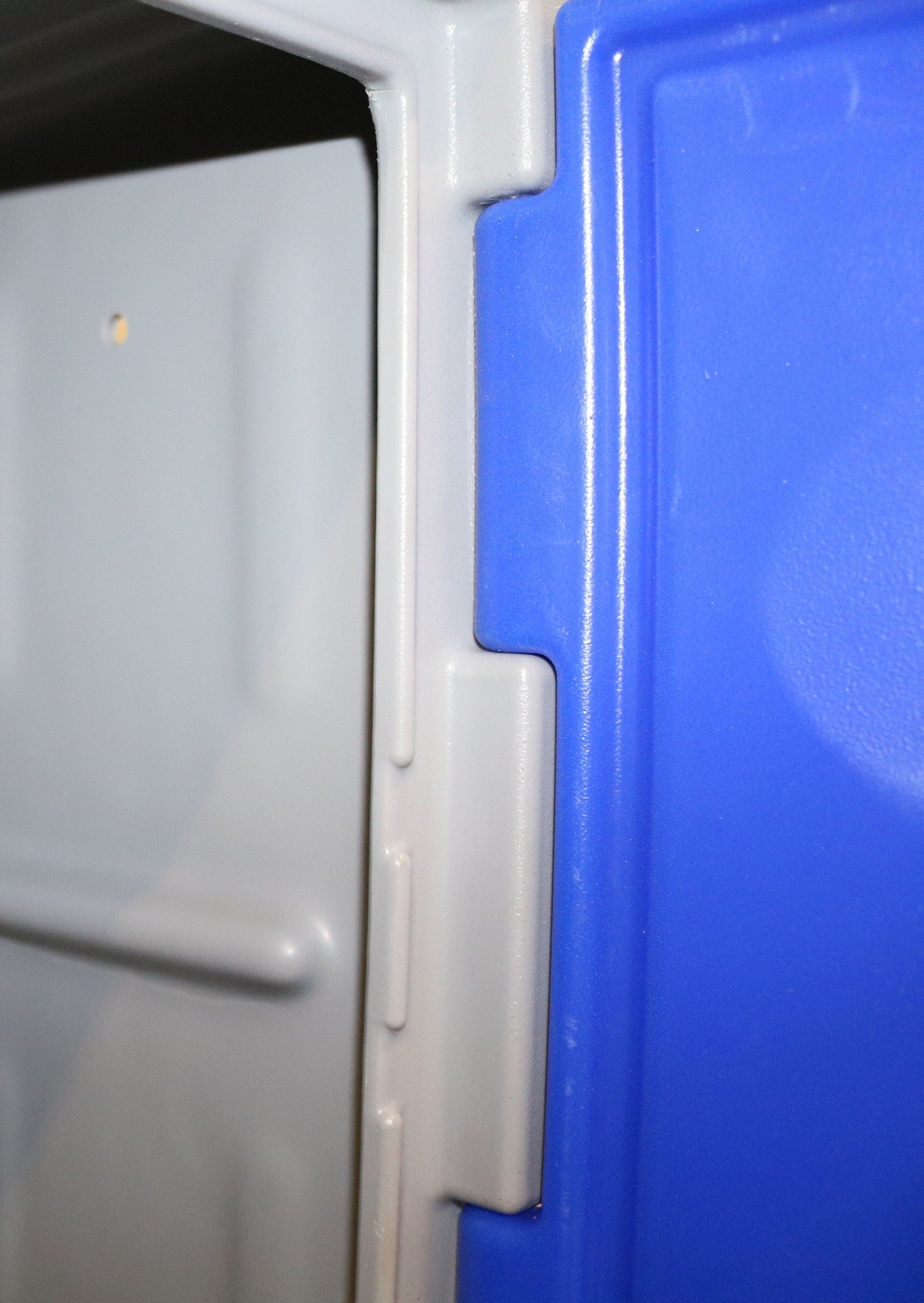 Kleiderschrank aus Kunststoff mit einer Tür