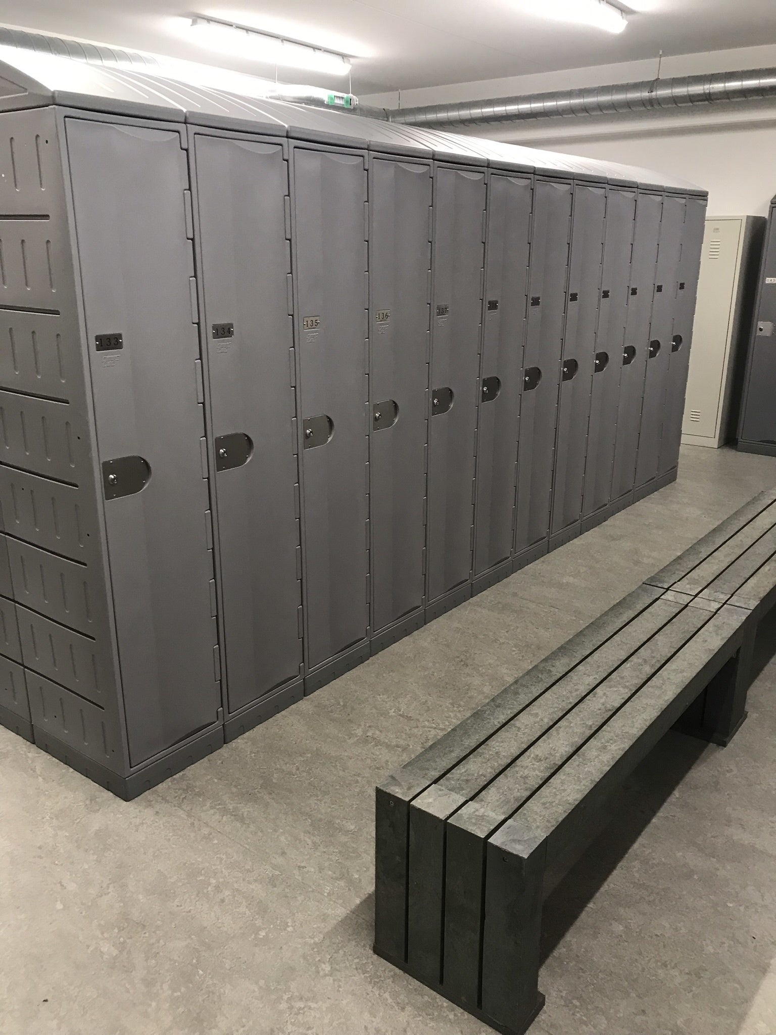 Kleiderschrank aus Kunststoff mit einer Tür