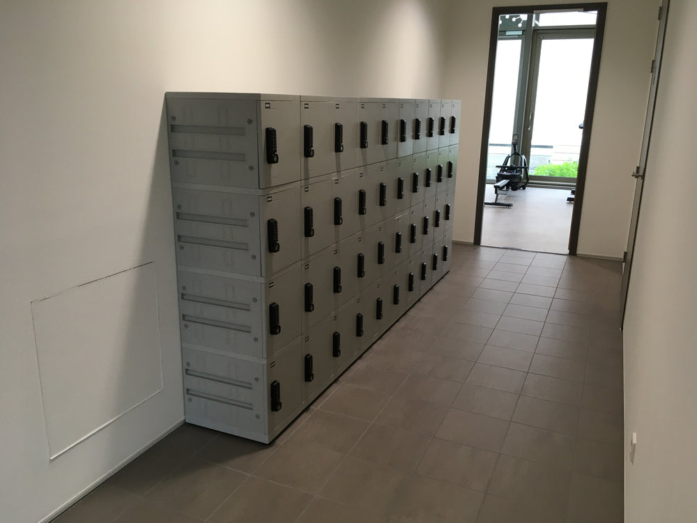 Grijze opstelling kunststof viervaks met pincodeslot op batterijen