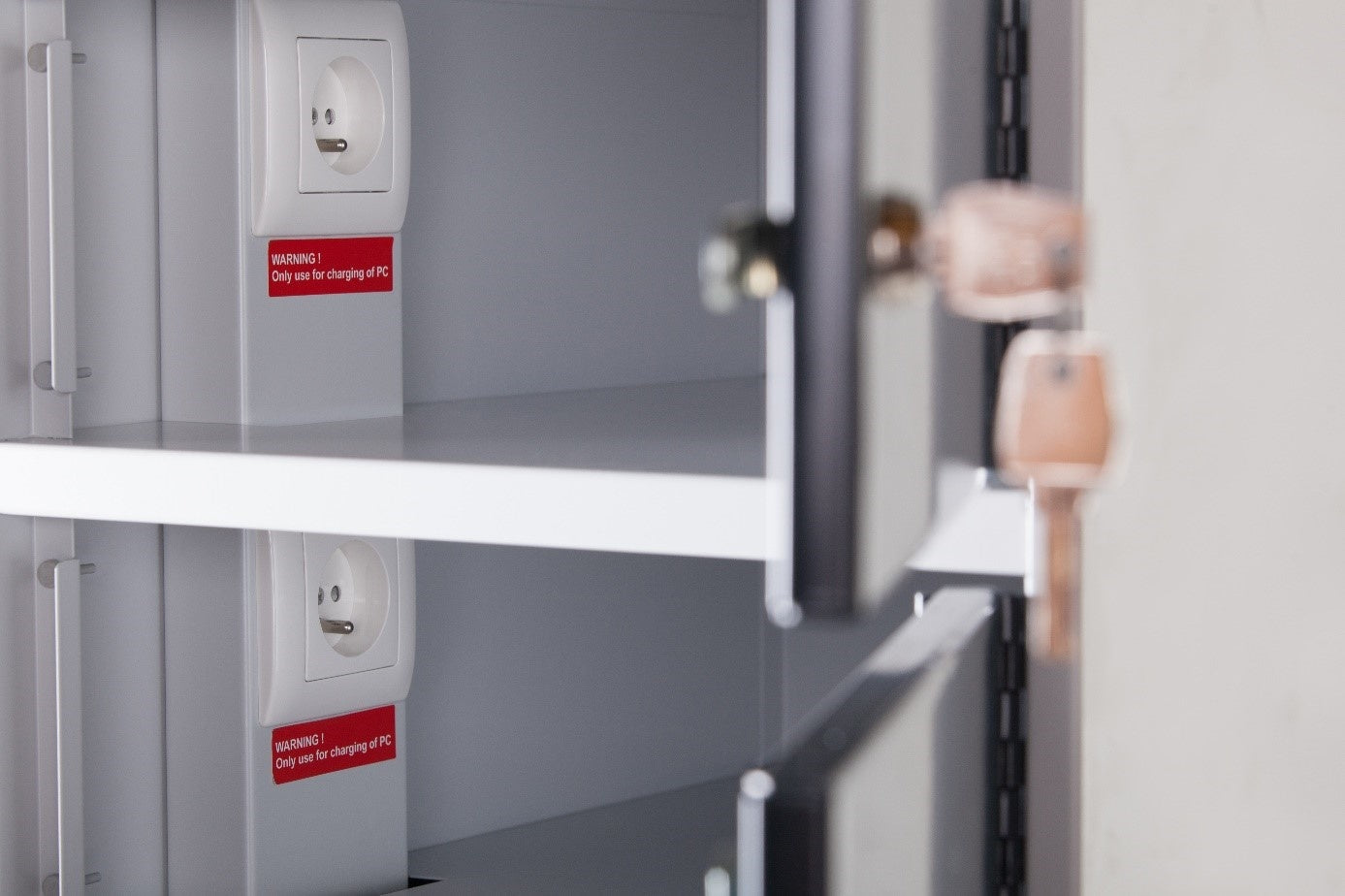 Ladeschrank, Notebook, Tablet usw. mit Steckdosen